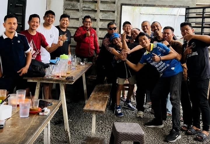 Kelompok suporter PSM dan Persib Bandung mengadakan pertemuan di Warkop Sija Beruang. dok/pemainkeduabelas