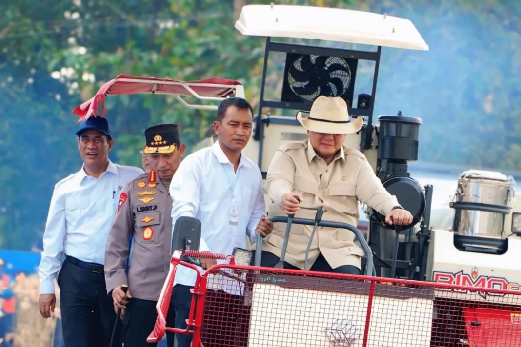 Presiden Prabowo memanen jagung bersama mentan Amran dan Kapolri