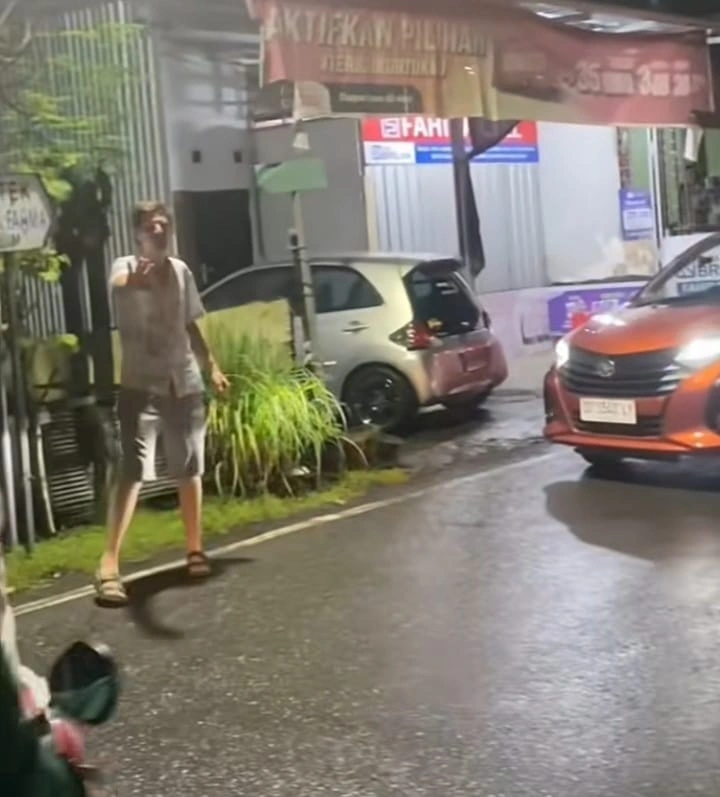 Aksi Simpatik WNA Asal Belgia Bantu Urai Kemacetan di Jalanan Kota Makassar