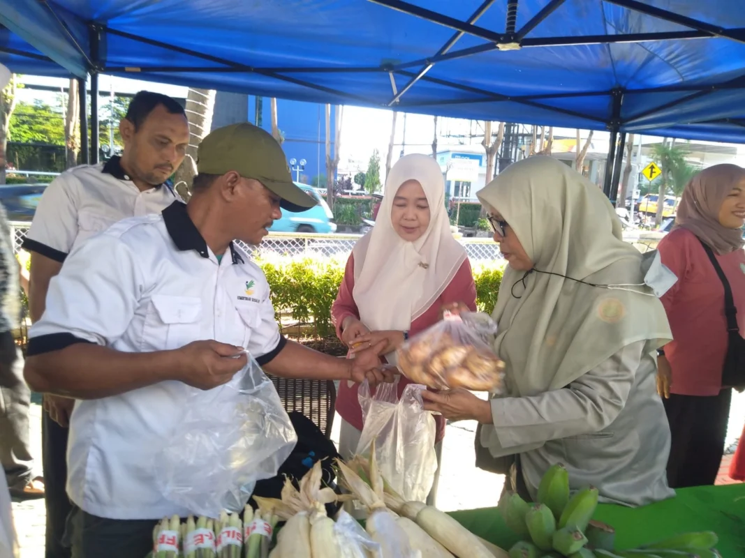 Suasana Gelar Pasar Tani di halaman Kantor Balai Kota Makassar, Kamis (21/5/2026).