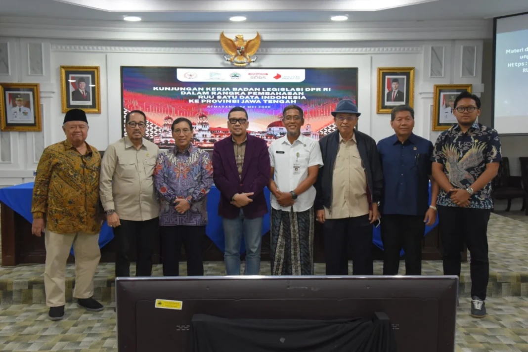 Wakil Ketua Badan Legislasi (Baleg) DPR RI Ahmad Doli Kurnia Tandjung menegaskan pentingnya Rancangan Undang-Undang (RUU) Satu Data Indonesia untuk mengatasi persoalan data pemerintah yang selama ini tersebar di berbagai kementerian, lembaga, hingga pemerintah daerah. Menurutnya, kondisi tersebut membuat pengelolaan data nasional belum terintegrasi secara optimal dan sering menimbulkan ego sektoral antarinstansi. “Selama ini masalah yang juga muncul adalah data-data kita ini berada di berbagai tempat, di kementerian, kementerian/lembaga, kemudian di daerah. Dengan adanya Undang-Undang (Satu Data Indonesia) ini, nanti semuanya bisa kita integrasikan,” ujar Ahmad Doli kepada Parlementaria usai memimpin Kunjungan Kerja Spesifik (Kunspek) Baleg DPR RI di Kantor Gubernur Jawa Tengah, Kota Semarang, Provinsi Jawa Tengah, Jumat (22/5/2026). Politisi Fraksi Partai Golkar ini menjelaskan, sistem yang akan dibangun melalui RUU tersebut menggunakan konsep interoperability atau keterhubungan antar-sistem data. Dengan konsep itu, setiap instansi tetap dapat memiliki dan mengelola datanya masing-masing, namun seluruh data nantinya dapat saling terhubung dalam satu sistem nasional. “Jadi, masing-masing produsen data itu tetap juga bisa memiliki data, tetapi nanti ada semacam orkestrasi yang diperankan oleh satu institusi yang menjadi pengawal data ini,” katanya. Legislator Dapil Sumatera Utara ini menambahkan, nantinya akan dibentuk wali data nasional hingga wali data daerah. Hal ini guna memastikan proses integrasi dan sinkronisasi data berjalan efektif. “Sehingga nanti tidak akan ada lagi egosektoral yang selama ini terjadi di dalam kita mengelola data itu,” lanjutnya. Sementara itu, Anggota Baleg DPR RI Firman Soebagyo mengatakan pembentukan RUU Satu Data Indonesia juga bertujuan memperkuat dasar hukum pengelolaan data nasional. Menurut Firman, selama ini pelaksanaan Satu Data Indonesia masih berlandaskan Peraturan Presiden (Perpres), sehingga koordinasi pengumpulan dan sinkronisasi data dinilai belum maksimal. “Selama ini dasar hukumnya masih lemah, hanya Peraturan Presiden (Perpres). Sehingga di Bappenas itu, kolek data itu hanya di bawah Deputi,” ujar Firman. Politisi Fraksi Partai Golkar ini menjelaskan, melalui Undang-Undang nantinya kewenangan pengelolaan data akan diperkuat langsung di bawah Menteri agar koordinasi lintas kementerian dan lembaga lebih efektif. “Dengan adanya Undang-Undang ditingkatkan menjadi di bawah kewenangan Menteri, sehingga Menteri itu akan lebih mengkoordinasikan,” katanya. Selain itu, Firman menyebut RUU tersebut juga akan mengatur sanksi bagi wali data maupun kementerian/lembaga yang tidak menyerahkan data secara benar dan sinkron. Menurutnya, data yang tidak valid dapat menghambat proses perencanaan pembangunan nasional. “Karena itu akan mengganggu terhadap rencana pembangunan nasional. Sehingga dengan adanya harmonisasi dan sinkronisasi itu, akan lebih maksimal di dalam pembangunan kita,” ujarnya. RUU Satu Data Indonesia diharapkan menjadi landasan untuk menciptakan sistem data nasional yang lebih akurat, terpadu, dan transparan sehingga kebijakan pemerintah dapat lebih tepat sasaran dan manfaatnya dirasakan langsung oleh masyarakat.