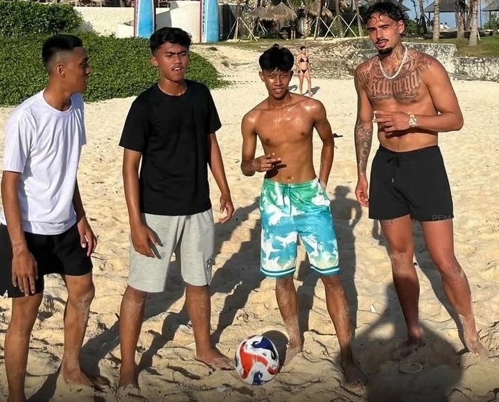 Pemain muda Belanda Tristan Gooijer menjadi sorotan usai terlihat bermain sepak bola bersama warga lokal saat menikmati liburan di Bali. Momen santainya di pantai viral di media sosial.
