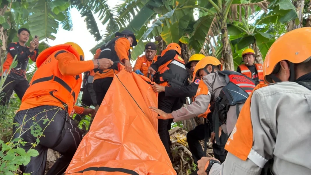 Evakuasi bocah meninggal yang hanyut di Sungai Walanae