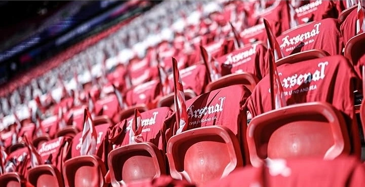 Arsenal menyiapkan kaus khusus dan atribut tambahan bagi para suporter yang hadir di Puskas Arena, Budapest,
