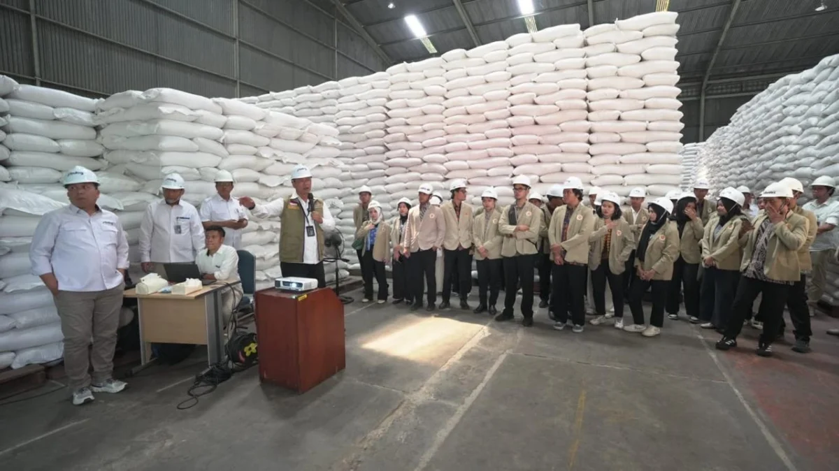 Mahasiswa UGM mengunjungi Gudang BULOG Sunter