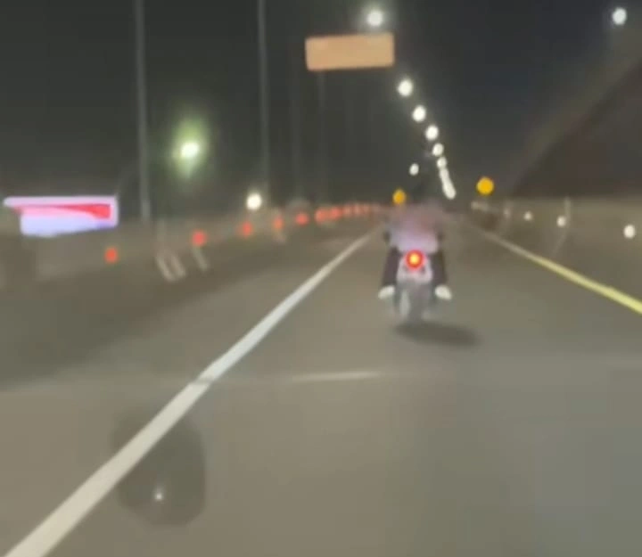 Foto motor melintas di Tol Layang AP Pettarani Makassar pada malam hari dari arah belakang.