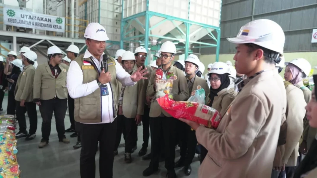 Direktur Utama Perum BULOG menerima kunjungan mahasiswa UGM di Gudang BULOG Sunter