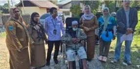 Adam Kapauruma bersama keluarga dan pendamping saat kembali ke Fakfak setelah 14 tahun terpisah.