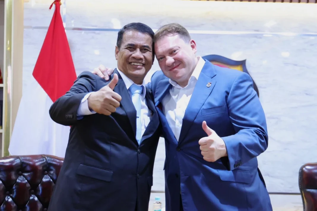 Andi Amran Sulaiman berfoto bersama Putra Presiden Belarus, Dmitry Lukashenko