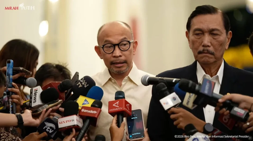 Anggota DEN, Chatib Basri menyampaikan keterangan usai menyerahkan laporan ekonomi makro