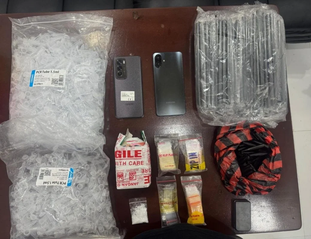 Barang bukti hasil kejahatan narkoba yang berhasil diamankan aparat kepolisian dari Satresnarkoba Polres Bone