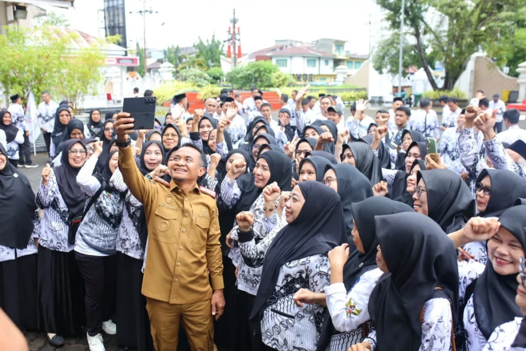 Bupati Bone Andi Asman Sulaiman melepas Kontingen PGRI Kabupaten Bone menuju Porsenijar PGRI Sulsel 2026 di Sidrap. Kontingen ditargetkan meraih tiga besar hingga juara umum