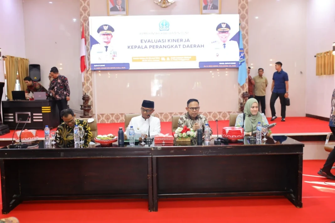 Bupati Bone Andi Asman Sulaiman memimpin evaluasi kinerja OPD Semester I 2026. Seluruh perangkat daerah diminta lebih inovatif