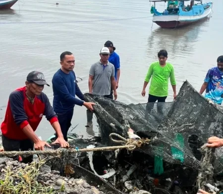 Bupati Bone Andi Asman Sulaiman mengerahkan satgas kebersihan membersihkan kawasan Tanggul Bajoe