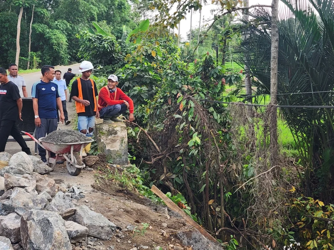 Bupati Bone Andi Asman Sulaiman meninjau pembangunan ruas jalan provinsi