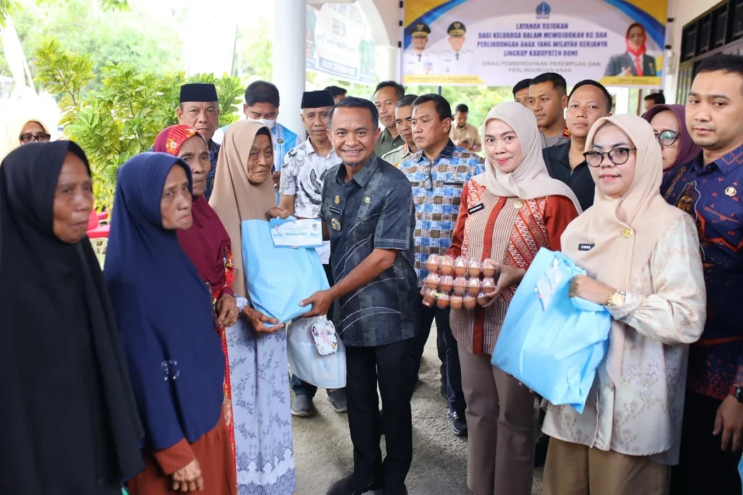 Bupati Bone Andi Asman Sulaiman menyalurkan 720 paket bantuan bagi keluarga miskin