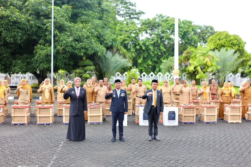 Bupati Bone Andi Asmna Sulaiman memberikan bantuan alat kesehatan