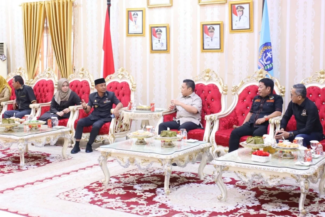 Bupati Bone H. Andi Asman Sulaiman menerima kunjungan Komisi B DPRD Sulawesi Selatan