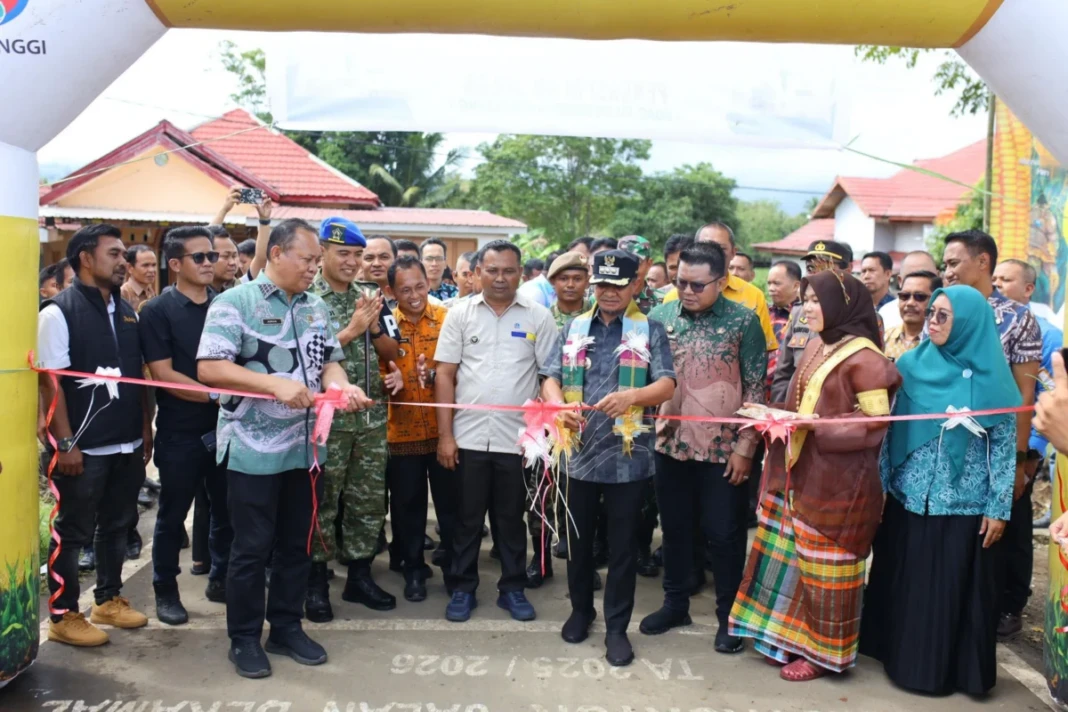 Bupati Bone, H. Andi Asman Sulaiman, S.Sos., M.M., meresmikan pengaspalan jalan di Dusun Nyappareng, Desa Selli, Kecamatan Bengo, Kabupaten Bone, Kamis (1162026).
