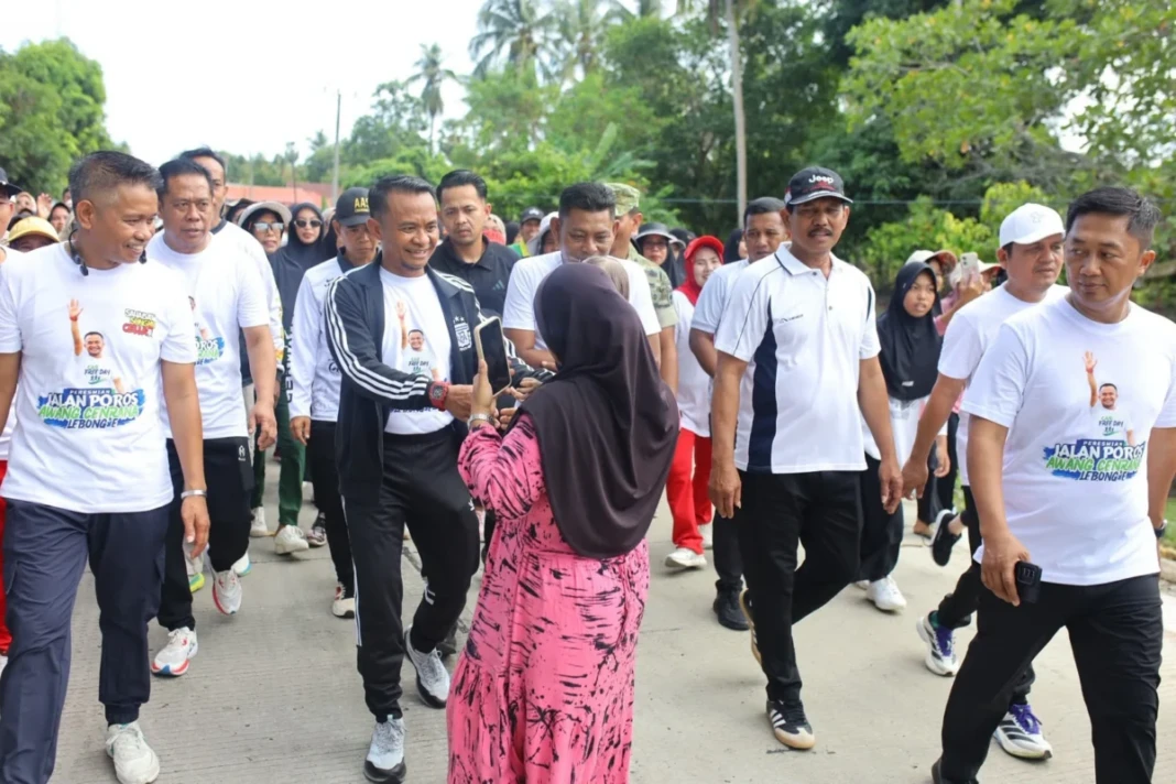 Bupati Bone menyempatkan berinteraksi dengan masyarakat dan mendengarkan berbagai informasi terkait kondisi kesehatan warga