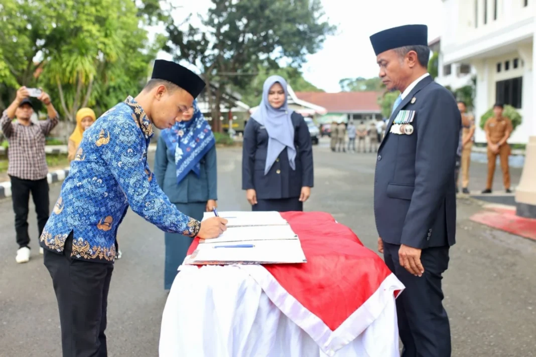 Bupati Bone menyerahkan 68 SK pengangkatan PNS