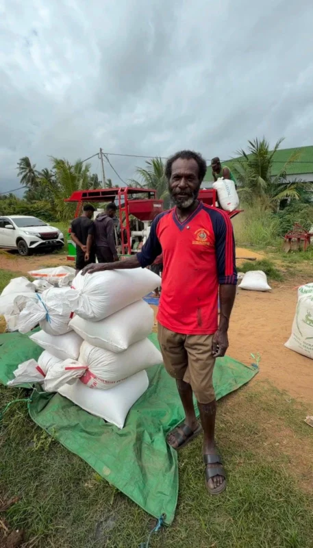 Petani Papua menunjukkan hasil panen dan dukungan sarana pertanian dalam program Cetak Sawah Rakyat di Merauke