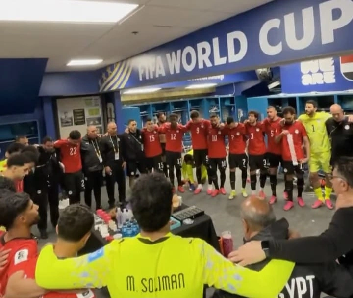 Timnas Mesir berdoa bersama di ruang ganti sebelum lawan Iran