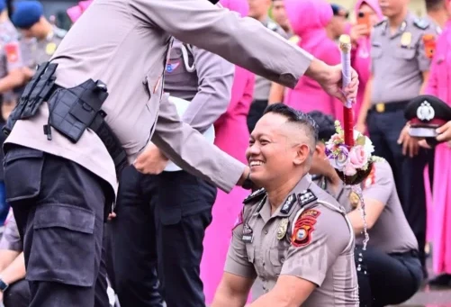 Tradisi siraman usai upacara kenaikan pangkat personel Polres Bone di Mapolres Bone