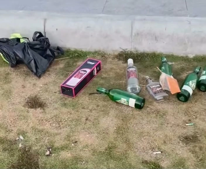 Foto terbaru botol minuman keras berserakan di jalur Lego-Lego CPI Makassar menuju RS Kemenkes pada Minggu pagi 28 Juni 2026.