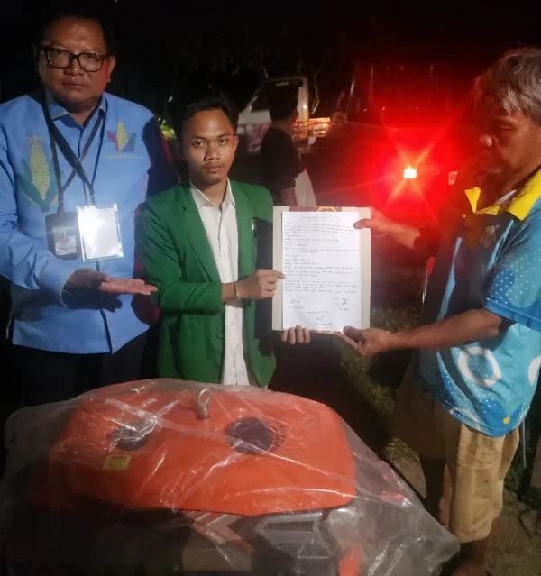 Penyerahan bantuan hand tractor untuk petani Molosipat Utara Pohuwato
