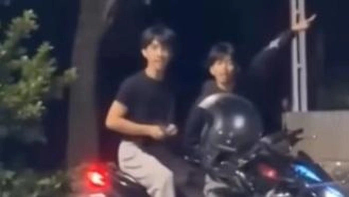 Dua pemuda boncengan motor ancam mahasiswa PNUP menggunakan busur panah. Dok. Istimewa