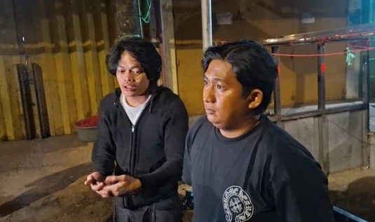 Dua pemuda ditangkap usai live streaming memata-matai razia kepolisian.