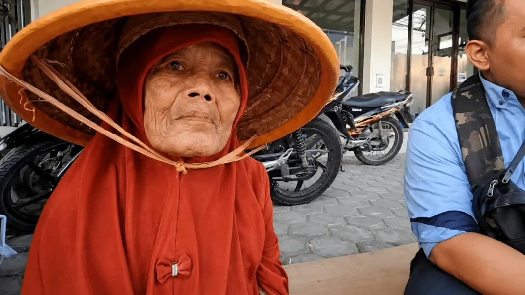 Kusriyati, jukir lansia di Brebes, dihadiahi umrah setelah menggagalkan pencurian Rp 3,6 miliar di Jalan Ahmad Yani.