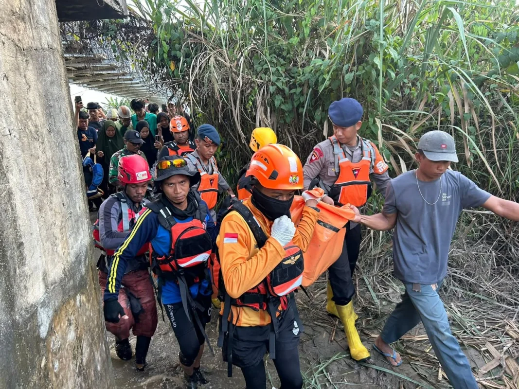 Firman, korban terseret arus Sungai Rongkong Luwu Utara, ditemukan meninggal dunia 8 kilometer dari lokasi awal kejadian.