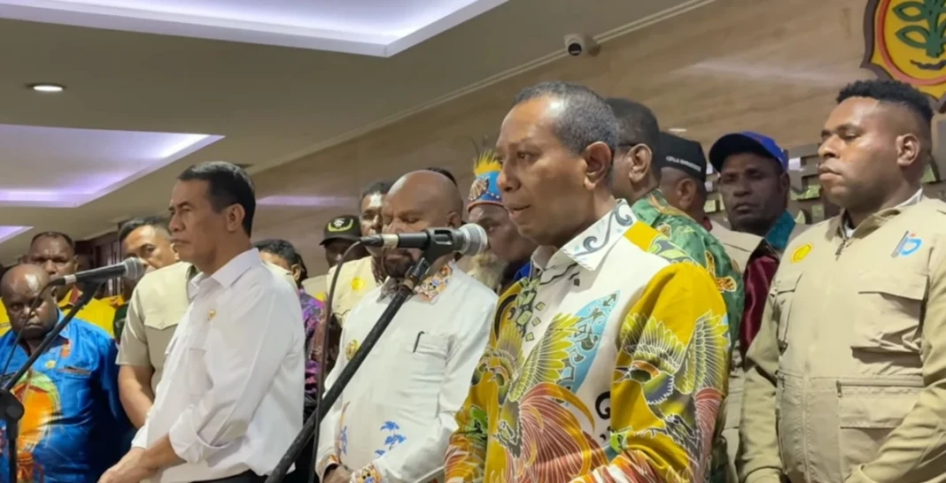 Gubernur Papua Selatan, Apolo Safanpo saat menyampaikan tanggapannya