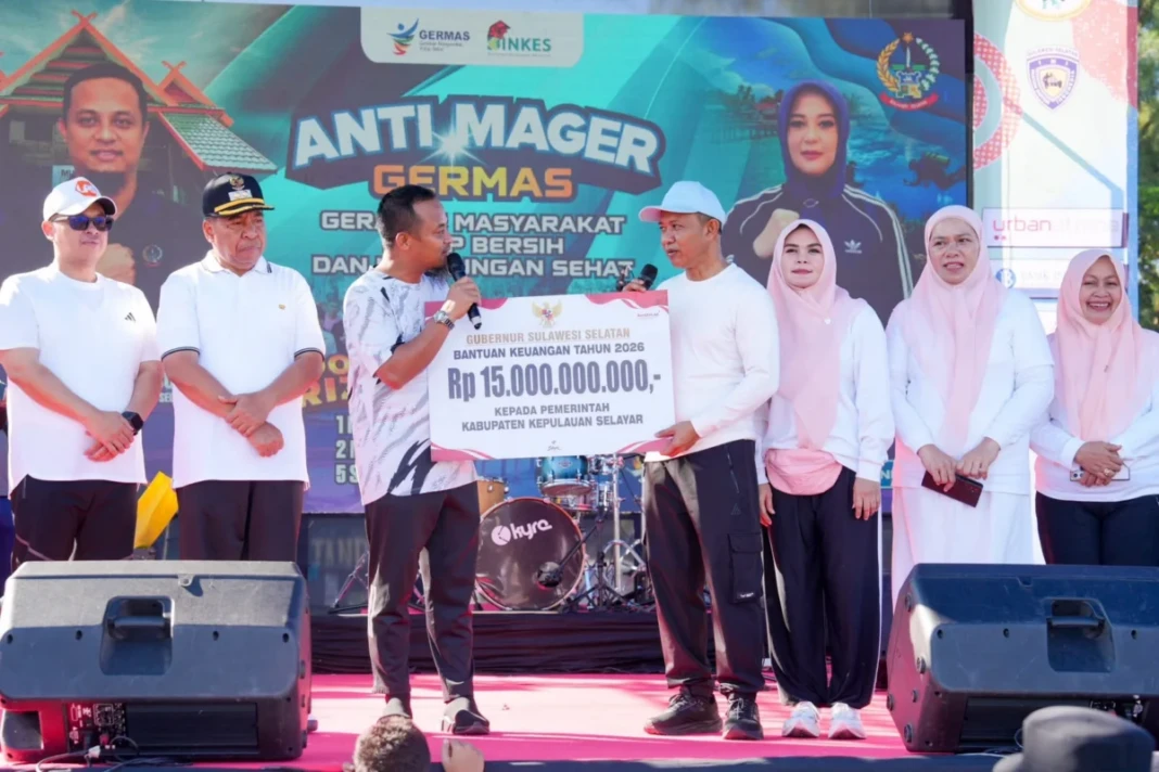 Gubernur Sulawesi Selatan Andi Sudirman Sulaiman menyerahkan bantuan keuangan Rp15 miliar kepada Pemkab Kepulauan Selayar