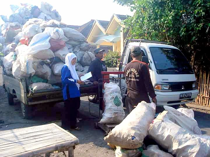 Ilustrasi bank sampah.