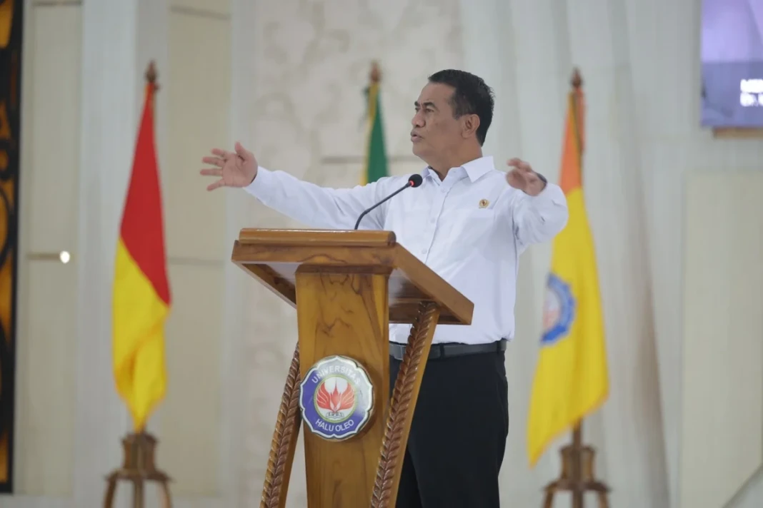 Mentan Amran saat memberikan kuliah umum di Universitas Halu Oleo (UHO), Kendari, Sulawesi Tenggara, Sabtu (6/6/2026) dengan tema “Dari Kampus untuk Negeri: Penguatan Nilai Kebangsaan, Inovasi Pertanian, dan Kemandirian Pangan Nasional.”