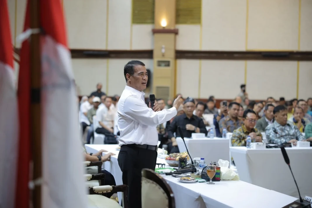 Menteri Pertanian Andi Amran Sulaiman saat pimpin Rapat Koordinasi Pengembangan dan Stabilisasi Harga TBS Kelapa Sawit di Kantor Pusat Kementerian Pertanian, Jakarta, Senin (8/6/2026).