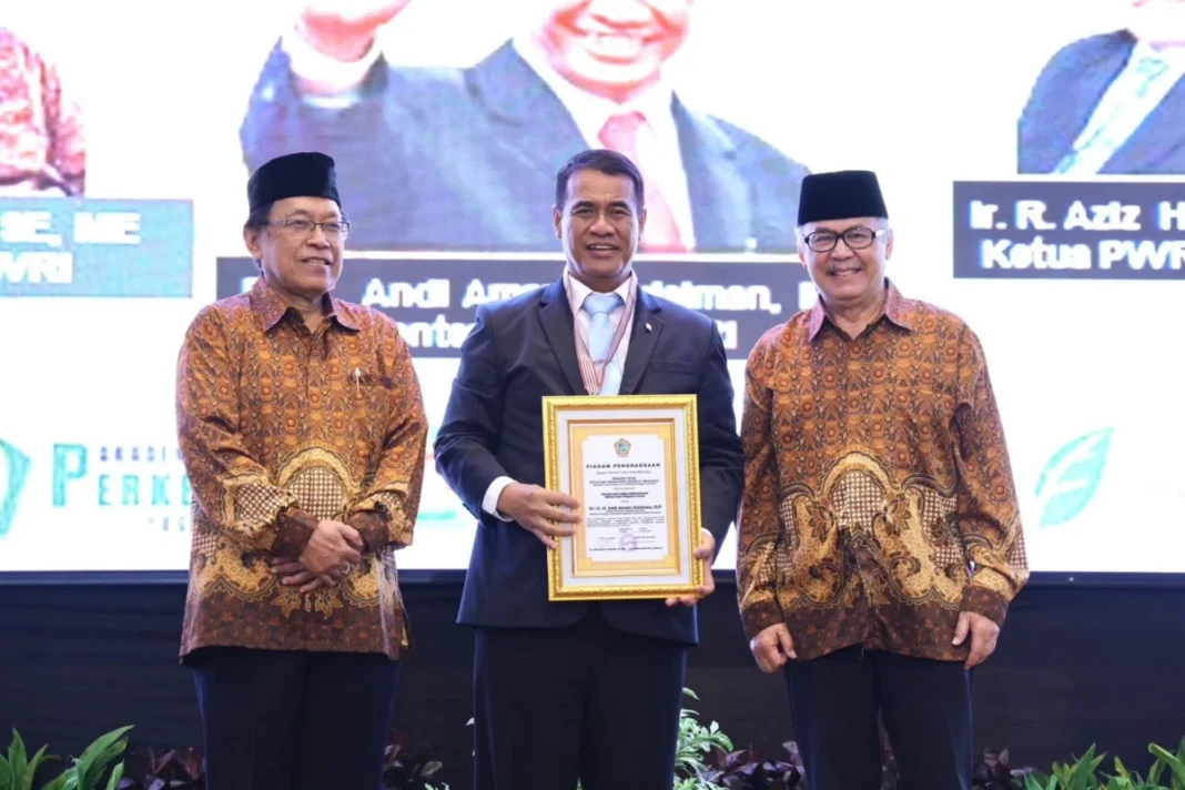 PWRI menganugerahkan Wredatama Nugraha Utama kepada Mentan Amran pada 30 Juni 2026 atas percepatan swasembada pangan, kenaikan HPP gabah, dan stok beras nasional.