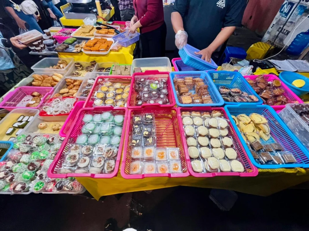 Jajanan kue tradisional di Pasar Cidu
