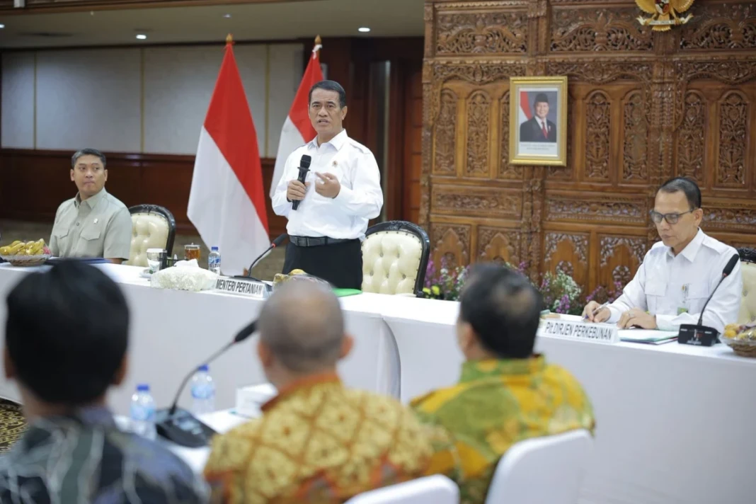 Mentan Amran saat membuka Rapat Koordinasi Kegiatan Produksi Benih Perkebunan Tahun 2026 yang berlangsung di Auditorium F Kementerian Pertanian, Jakarta, Rabu (17/6/2026).