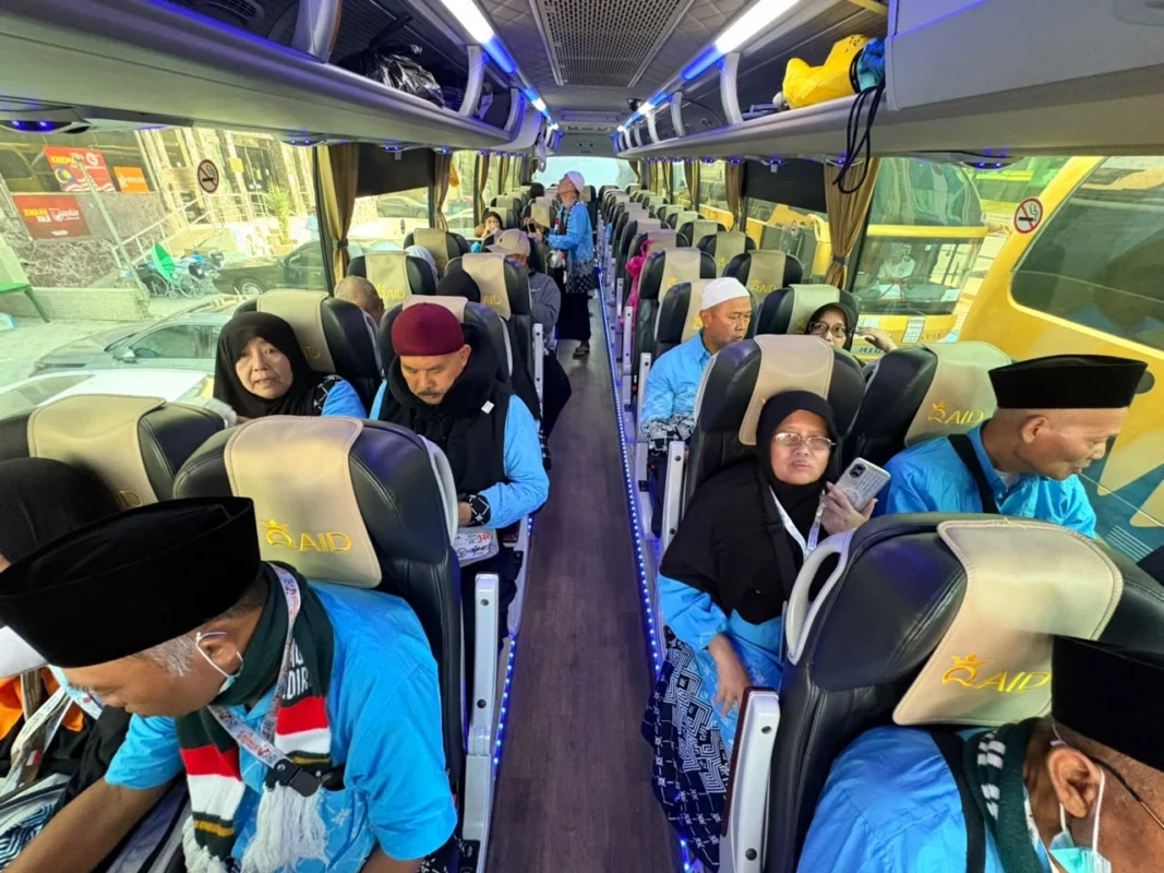 jemaah haji Indonesia berada di atas bus dari Makkah menuju Madinah