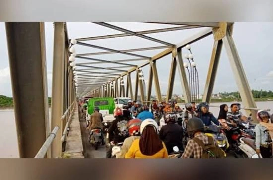 Jembatan Barombong.