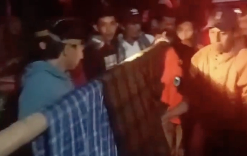 Jenazah Putri, siswi asal Sinjai, terpaksa ditandu sejauh sekitar 2 kilometer menuju rumah duka