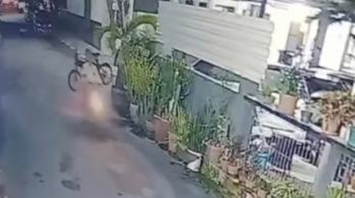 Maling di Makassar menipu sekuriti perumahan agar dibantu membawa kabur sepeda curian. Dok. Istimewa.