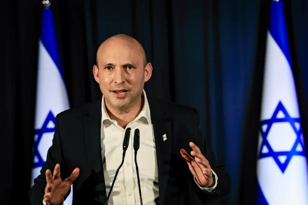 Mantan perdana menteri Naftali Bennett berbicara selama konferensi pers di Ofakim, 23 Juni 2026. Dok. Istimewa.