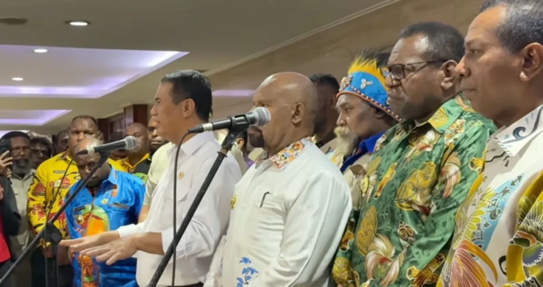 Mentan Amran bersama Pejabat Papua dalam konferensi pers usai berdiskusi mengenai pengusulan sektor pertanian