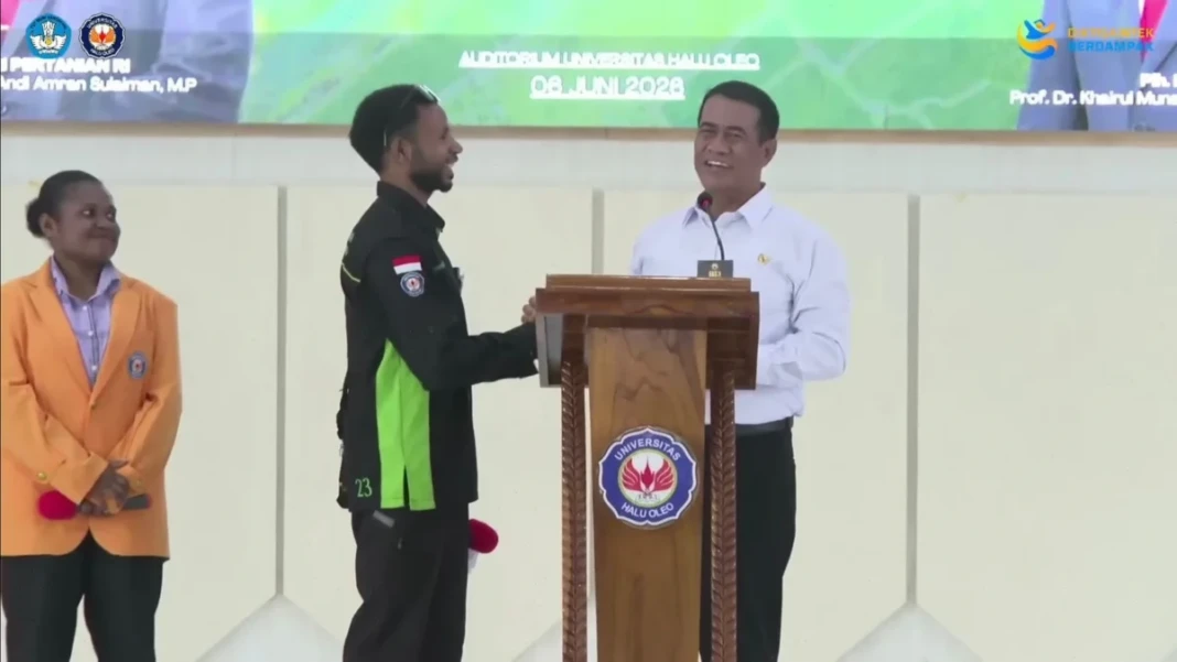 Mentan Amran memberikan bantuan Rp10 juta untuk pengobatan orang tua kepada mahasisa Universitas HAlu Oleo