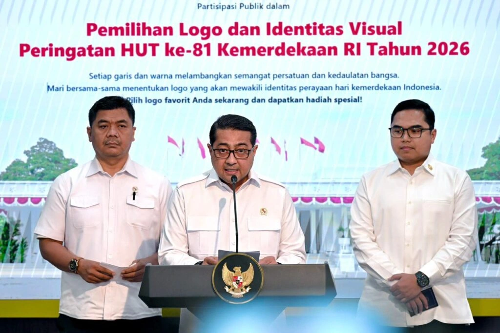 Menteri Ekonomi Kreatif Teuku Riefky Harsya bersama Wakil Menteri Sekretaris Negara Juri Ardiantoro memberikan keterangan pers foto BPMI